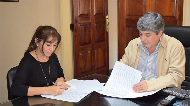 Firma Convenio Mariel Gersel, Presidente INSSSEP y Omar Larroza, Decano Facultad de Medicina